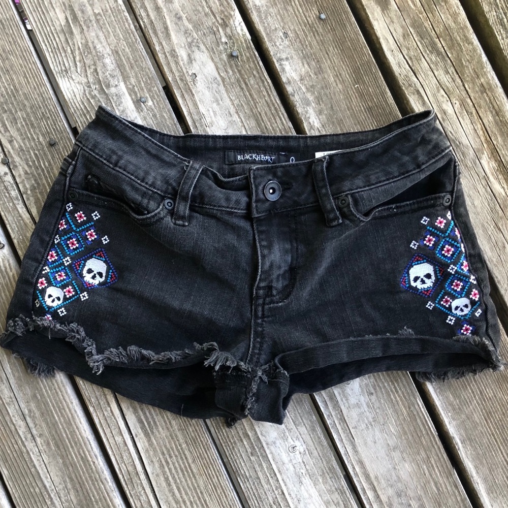 Embroidered Blackheart denim skull short shorts💀